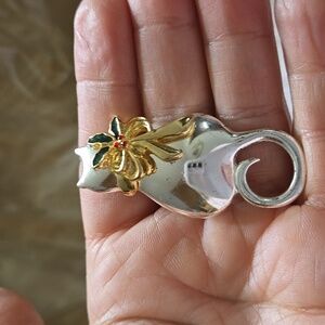 Vintage 1980's Silvertone Kitty Cat With Christmas Holly + Ribbon Pin Brooch